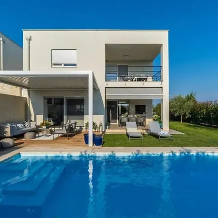 Apartament With Private Pool *