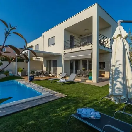 With Private Pool Apartman
